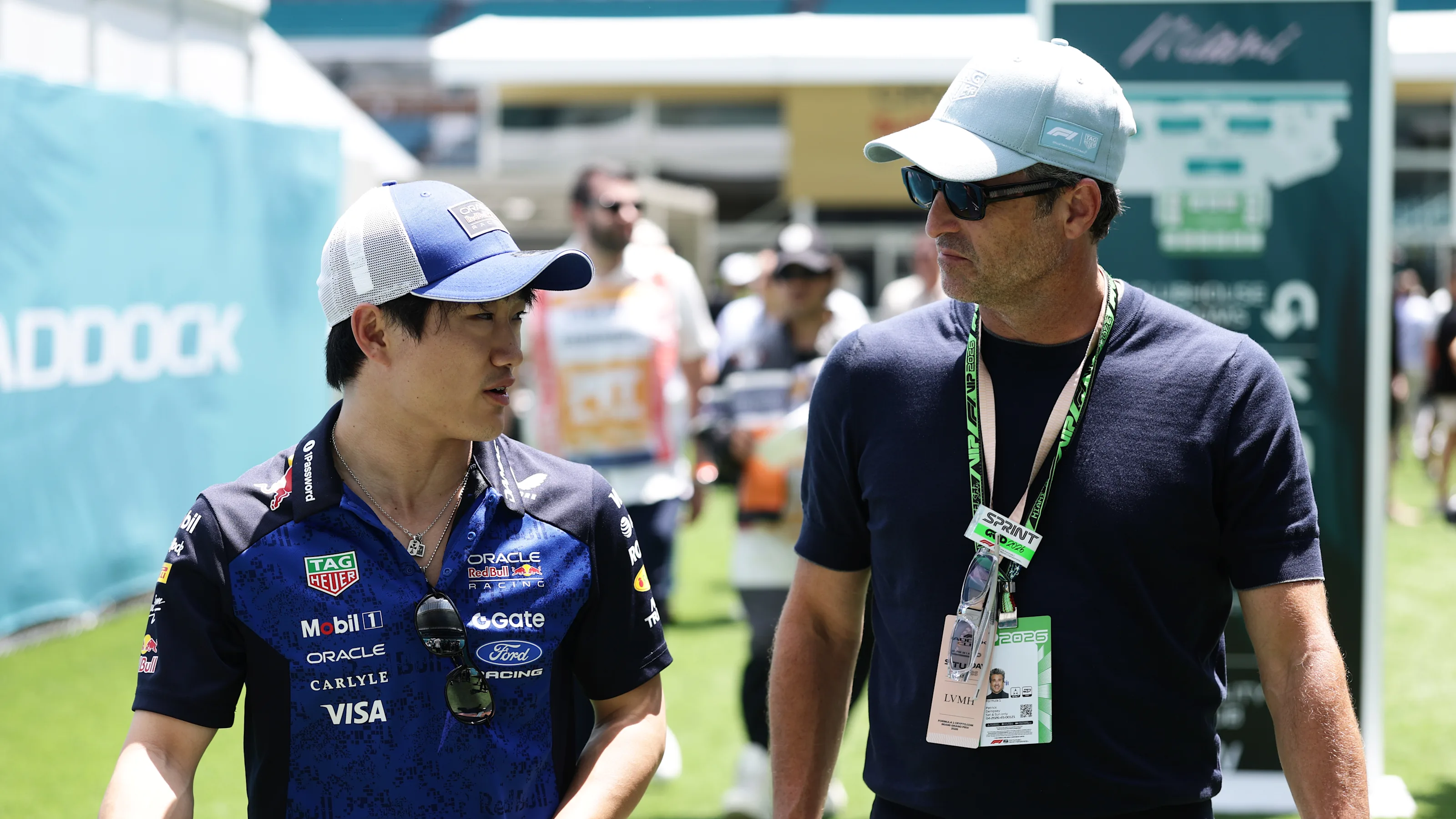Yuki Tsunoda conversa con Patrick Dempsey nel paddock del Gran Premio di Miami 2026